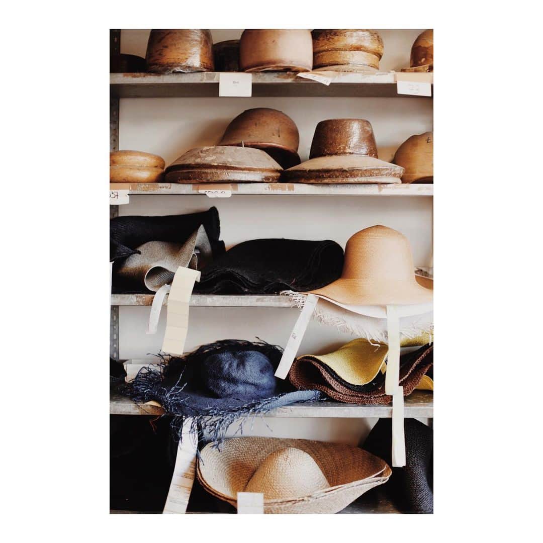 のインスタグラム：「Mühlbauer | #atelier ▫️#hatbodies and #hatforms in our atelier, 1010 #vienna . They look just like the same as they did 100 years ago ✨」