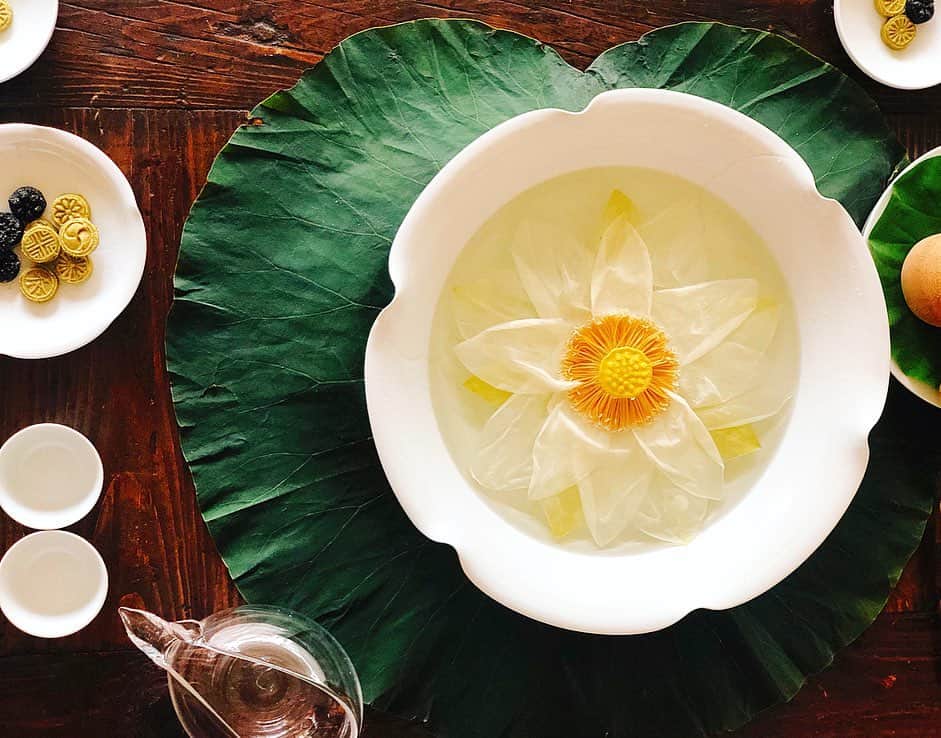 内山理名さんのインスタグラム写真 - (内山理名Instagram)「蓮の花 お茶会🍃🍃 ・ 神秘的… 五感が研ぎ澄まされ 優雅な時間を堪能させていただきました。 常にヨガでは 感じることを大切にしていますが 繊細な音 香り 味 美しさを感じることができ 形は違っても ヨガと同じような感覚を感じました♡ ・ #lotusflower #lotusflowertea #cookingclass @kohshizuko @leeeirin  #蓮の花茶 #蓮の花茶会」7月26日 19時22分 - rinauchiyama_official