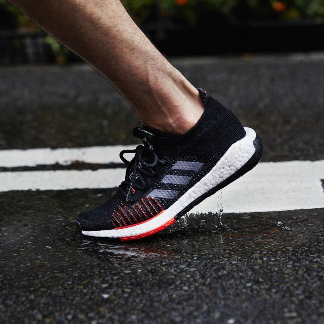 のインスタグラム：「晴れの日も、雨の日も。路面が濡れていても走れる。 BOOSTが少ない力を大きなエネルギーに変える。 . @louisrault 📸: @stevegdn #FEELTHEBOOST #Pulseboost #adidastokyo #アディダス #ランニング #東京」