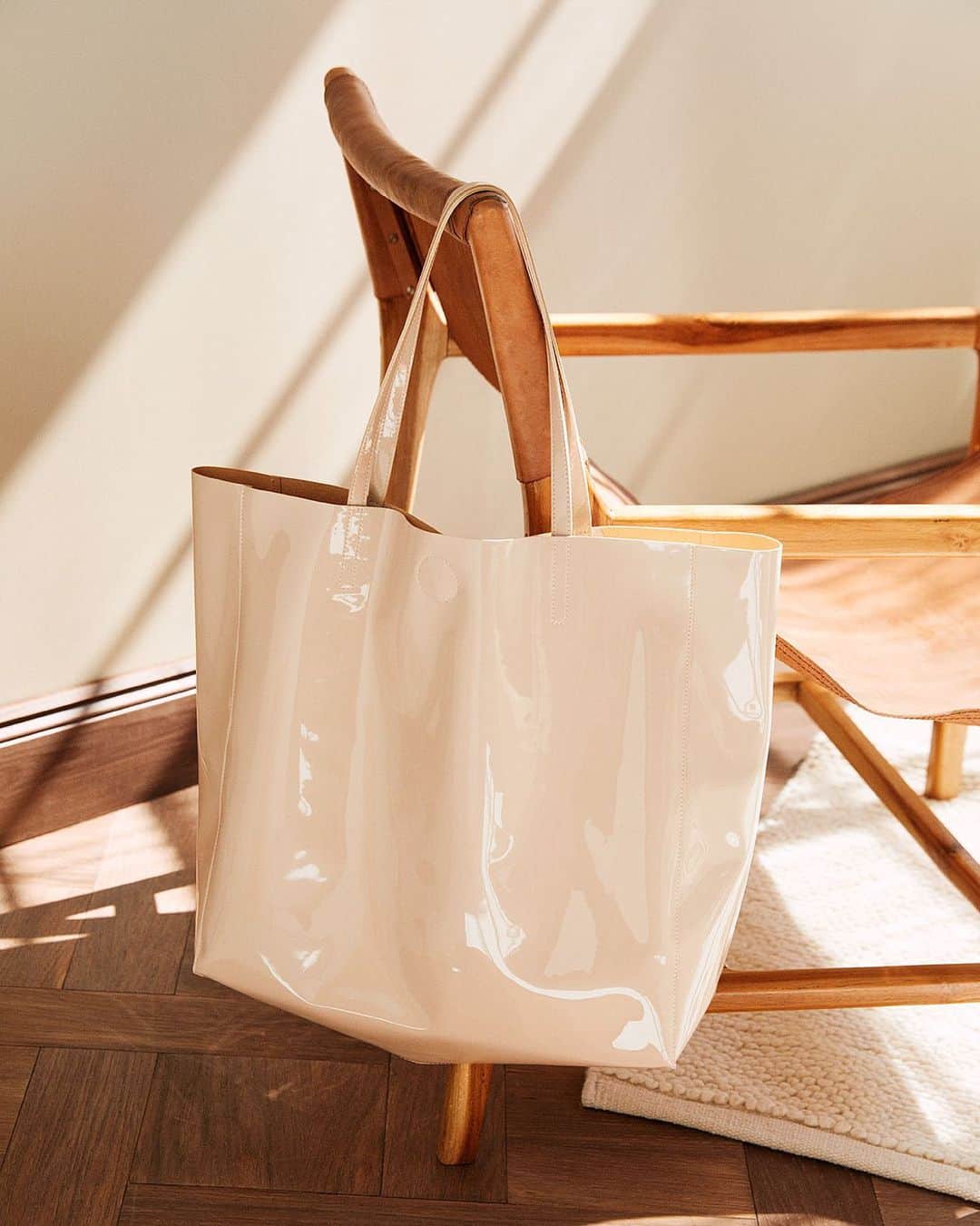 のインスタグラム：「Everybody needs a shiny shopper! #HM Shopper: 0765308003」