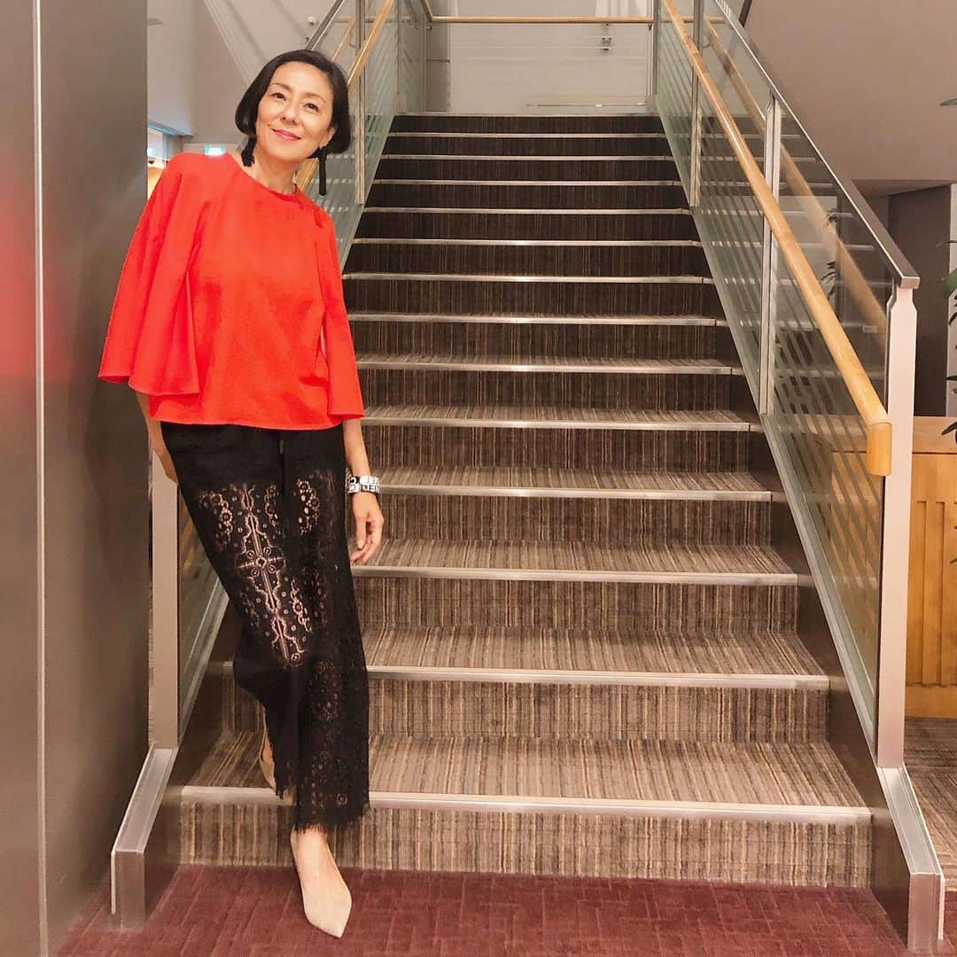 のインスタグラム：「. 今日は都内のホテルで某番組の撮影してまーす😊 #rikaco_fashion」