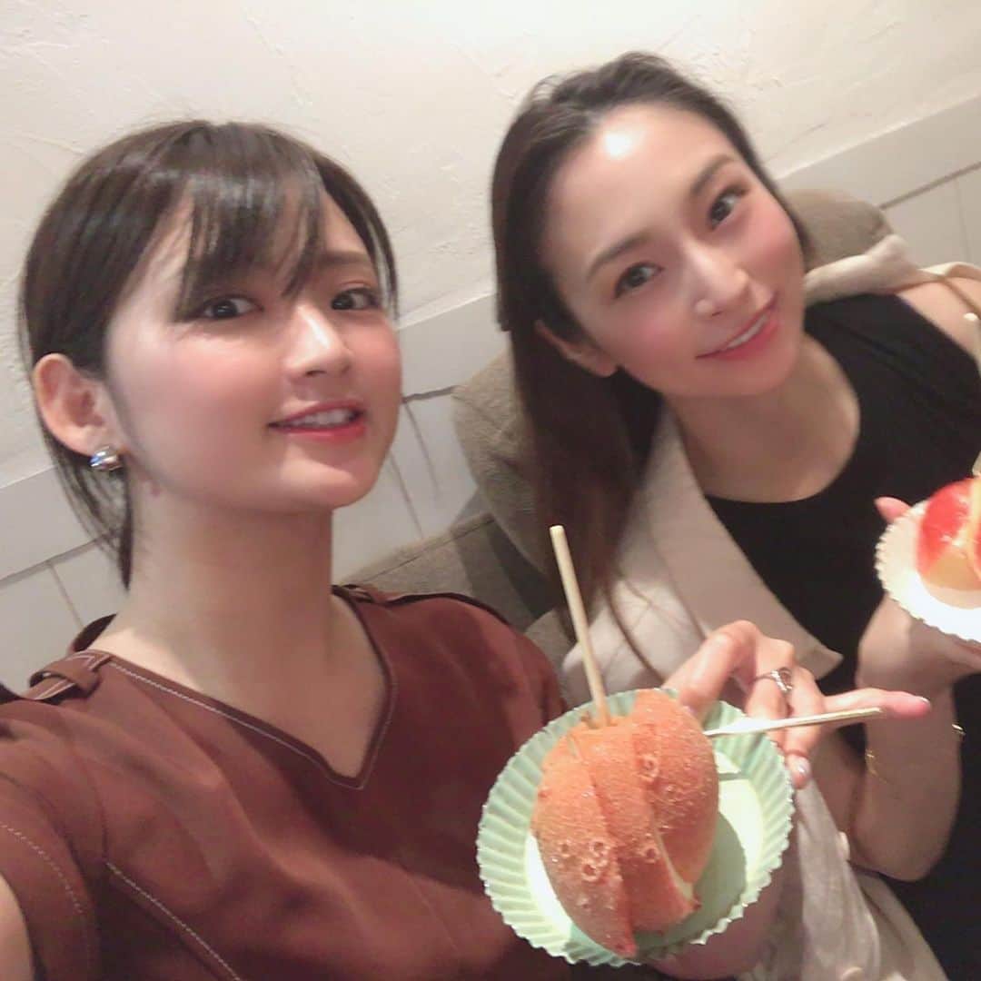 鈴木咲さんのインスタグラム写真 - (鈴木咲Instagram)「しょことりんご飴専門店でりんご飴かじってきました！ 私はシナモン味😌 パリパリしててとっても美味しかったけど、半分くらいで胃に限界が😭 オススメはシンプルにノーマル！」7月26日 19時17分 - sakisuzuki1103