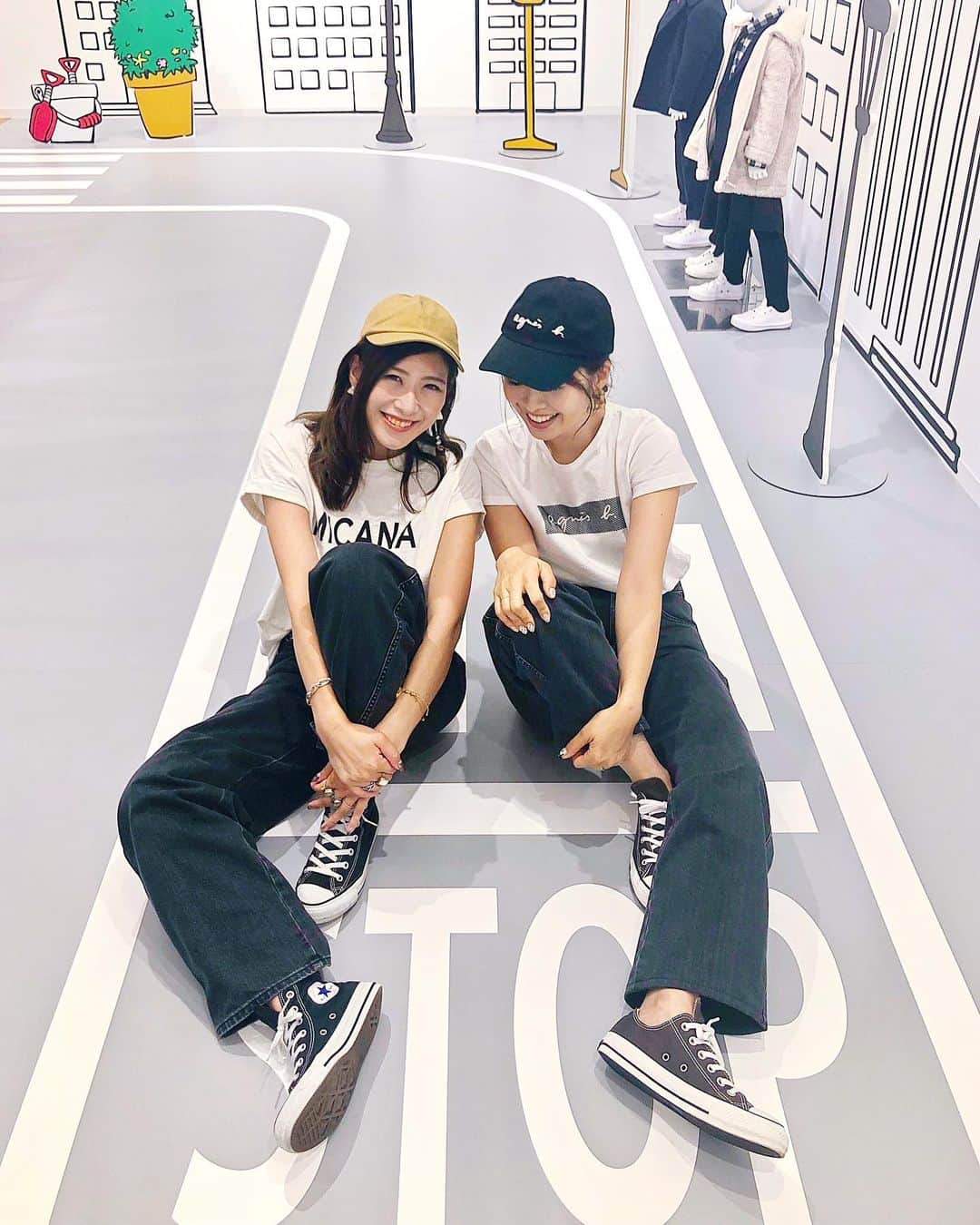 のインスタグラム：「・ 今日はユニクロキッズ展示会へ😊 @uniqlo_ginza 新発売の#カーブパンツ をロゴTで合わせて着て行ったよ✨ ・ @manamisotayuta とリンクしてたので#双子コーデ  2枚目のがカーブしてる形がわかる😊 3枚目 @mo_jimo_ji もカーブパンツのジャージー素材を履いてます！ ・ このブラックデニムが1番人気だそう！ みなさんなくなる前に急いでー！ ・ ・ tops @mica.deal  bottoms @uniqlo  #リンクコーデ #ふたごコーデ #お揃いコーデ #ユニクロコーデ #ユニクロユー #uniqlou#プチプラコーデ#カジュアルコーデ#大人カジュアル#大人カジュアルコーデ#シンプルコーデ#ママコーデ#プチプラファッション#きれいめカジュアル#夏コーデ#アメリカーナ#uniqloginza#curvepants#uniqloginza2019fw」