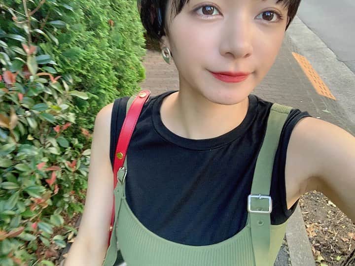のインスタグラム：「. . お久しぶり投稿ですな。皆さま、元気ですかい🌿 . フエキはこの通りちゃんと元気ですよう （相変わらず黒コーデばかり） . さて、今年はアウトドアになるという事で、 夏休みの予定絶賛募集中です🏕 . みんなは、この夏こうしたいー！ コレしたいー！とかありますかい？💭 . . #summer#fashion#coordinate#shorthair#model#vivigirl#amerivintage#ショート#フエキフク#黒コーデ#夏#したいこと#マリンスポーツ#キャンプ#花火大会#BBQ#夏の思い出#お友達の皆さま#ぜひ誘ってくださいな」