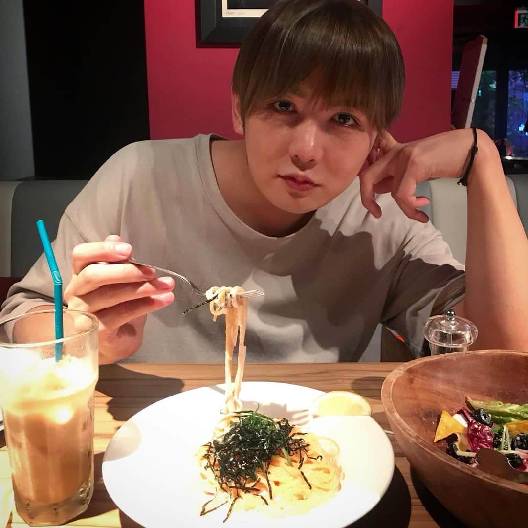 ミッチーのインスタグラム：「最近(いや、割と昔から笑﻿ ずっとパスタ食べてます﻿ ﻿ これは、この間のイベント前に﻿ ヘアメイク終わってから腹が減りすぎてモリモリ腹ごしらえしてる画、笑﻿ ﻿ 📸: @fashion_bba」