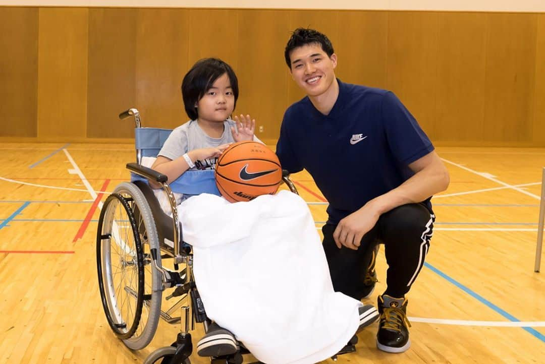 渡邊雄太さんのインスタグラム写真 - (渡邊雄太Instagram)「東京都府中市にある都立小児総合医療センターに行ってきました！産まれながらに病気と戦っている子、何度も入退院を繰り返している子、さまざまな状態で、病気と戦う子供達と触れ合い、話ができて、自分もすごくパワーをもらえました！今後もこういった事はどんどんして行こうと思います！」7月26日 19時39分 - yutawatanabe12