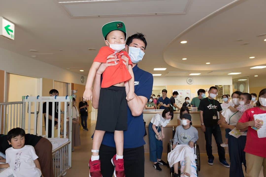 渡邊雄太さんのインスタグラム写真 - (渡邊雄太Instagram)「東京都府中市にある都立小児総合医療センターに行ってきました！産まれながらに病気と戦っている子、何度も入退院を繰り返している子、さまざまな状態で、病気と戦う子供達と触れ合い、話ができて、自分もすごくパワーをもらえました！今後もこういった事はどんどんして行こうと思います！」7月26日 19時39分 - yutawatanabe12