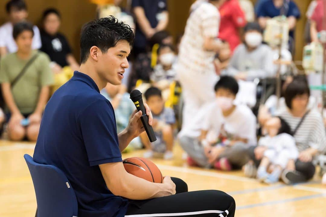 渡邊雄太さんのインスタグラム写真 - (渡邊雄太Instagram)「東京都府中市にある都立小児総合医療センターに行ってきました！産まれながらに病気と戦っている子、何度も入退院を繰り返している子、さまざまな状態で、病気と戦う子供達と触れ合い、話ができて、自分もすごくパワーをもらえました！今後もこういった事はどんどんして行こうと思います！」7月26日 19時39分 - yutawatanabe12