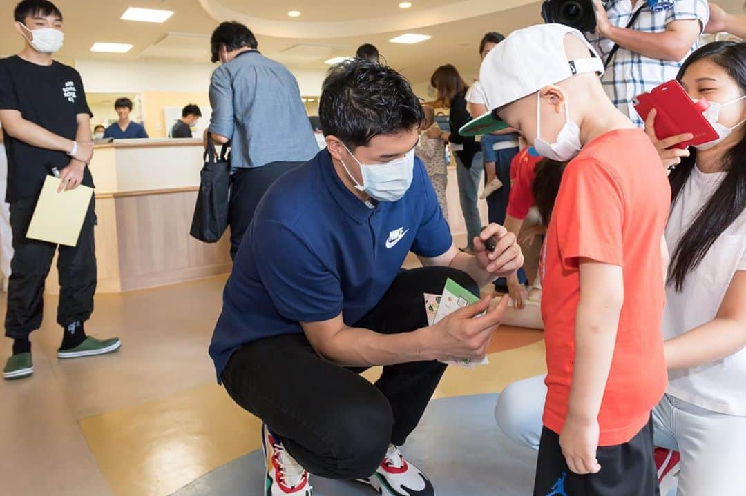 渡邊雄太さんのインスタグラム写真 - (渡邊雄太Instagram)「東京都府中市にある都立小児総合医療センターに行ってきました！産まれながらに病気と戦っている子、何度も入退院を繰り返している子、さまざまな状態で、病気と戦う子供達と触れ合い、話ができて、自分もすごくパワーをもらえました！今後もこういった事はどんどんして行こうと思います！」7月26日 19時39分 - yutawatanabe12