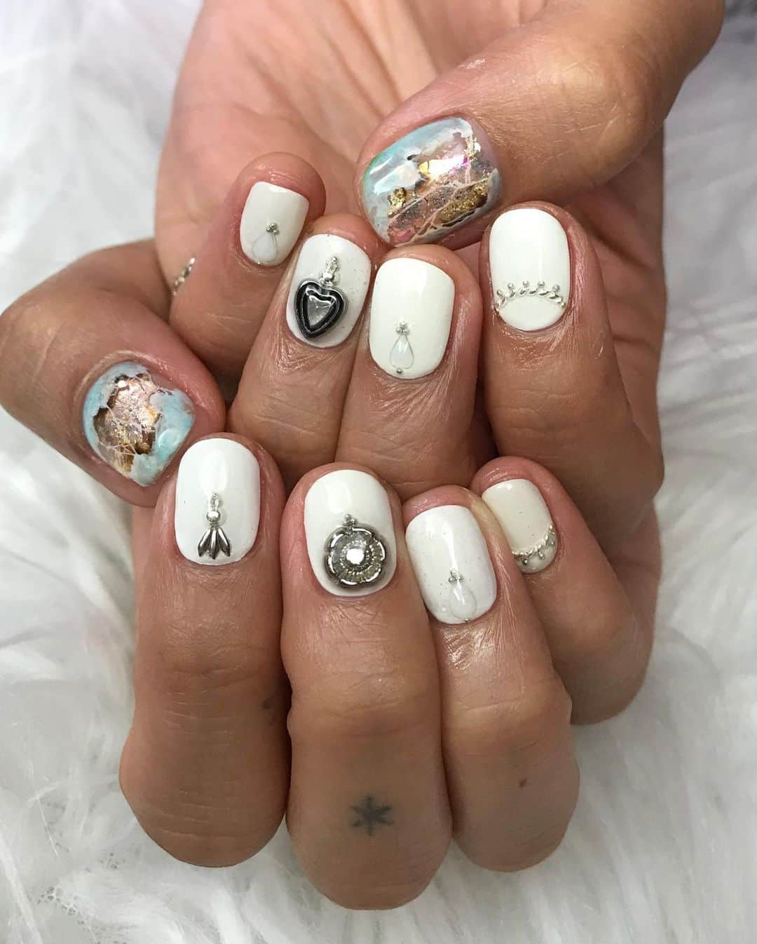 宮崎絹子さんのインスタグラム写真 - (宮崎絹子Instagram)「New nails @mia_colorsnail foot nail @aki_colorsnail 夏らしい白のネイル🐚✨ 焼けた肌と海にぴったりのニュアンスネイル♡ いつも楽しい時間&どこよりかわいいネイルをありがとうございます♡ #babykiysnaildesign #babykiy_miyakoisland」7月26日 19時36分 - babykiy