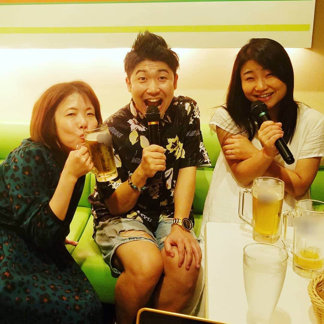 レイチェルのインスタグラム：「昨夜。  珠代ねーさん&たかおみゆきねーさんと一緒に、カラオケに行かせていただきましたよ！  二時間コースで入って３回延長しましたよ！  それほどに盛り上がりましたよ！  ちなみに、僕が一曲目に歌ったのはSMAPの『Dear WOMAN』でしたよ！  そこから珠代ねーさんとのSMAP合戦が始まりましたよ！  ほんで、みゆきねーさんはどんだけキスに飢えてるのか知らないですが、LINDBERGの『今すぐkiss me』を2回歌ってましたよ！  同じテンションで２回歌ってましたよ！  とまぁ、そんなこんなで昨日もめっちゃ、  たぁのぉしぃーーーかったぁ～！！！！！ そして、  最後に食べたトマトラーメンもめっちゃ、  おぉいぃしぃーーーかったぁ～！！！！！😆😆😆😆🍴🍴🍴🍴🍴✨✨✨✨✨🎶🎶🎶🎶🎶」