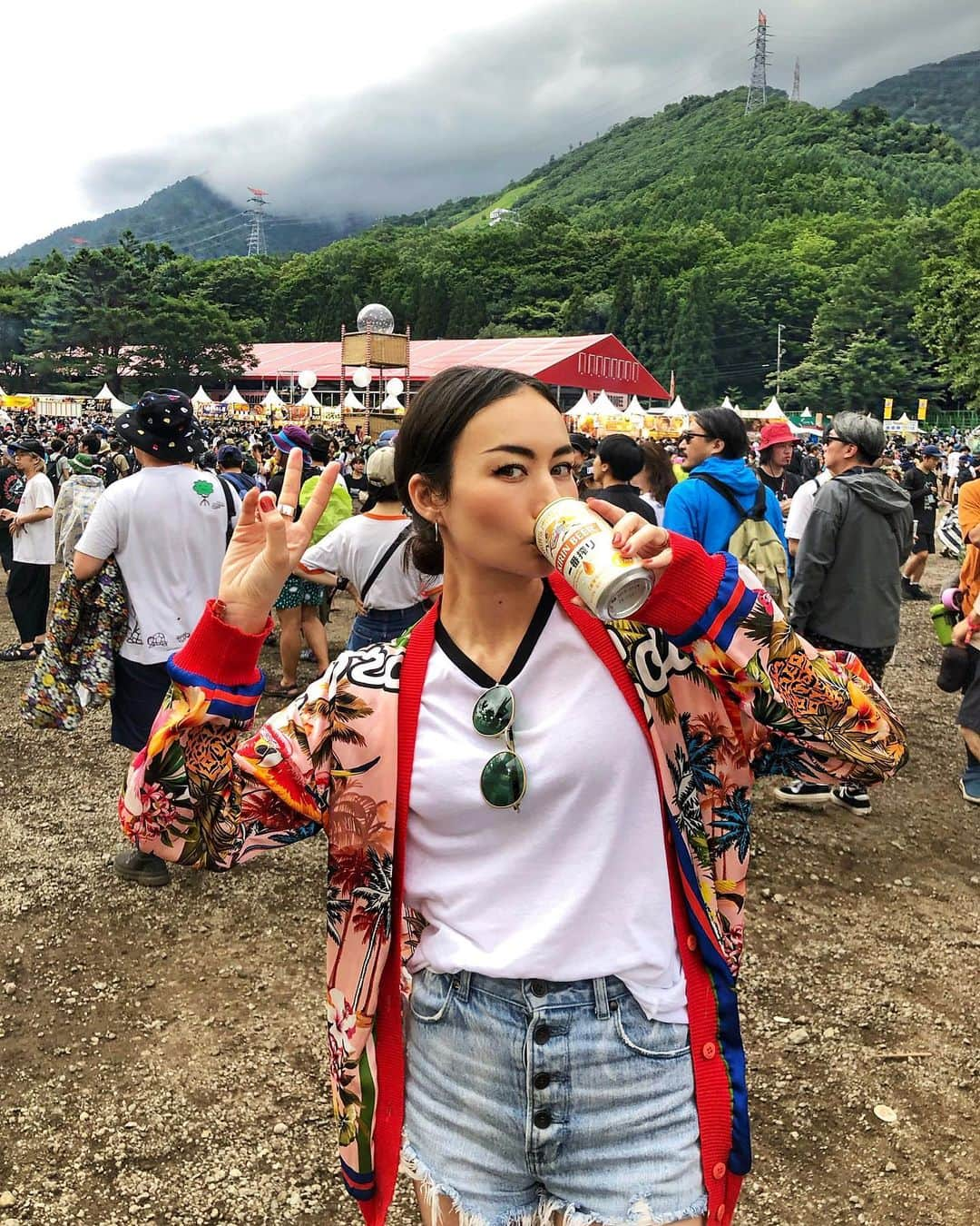 シャウラさんのインスタグラム写真 - (シャウラInstagram)「Why does beer taste so much better at Fuji Rock? Oh, it started pouring after this. フジロックで飲むビールって何でこんなに美味しいんだろう？雨が降り始める前の私。 #fashion #ootd #fujirock」7月26日 19時40分 - shaula_vogue