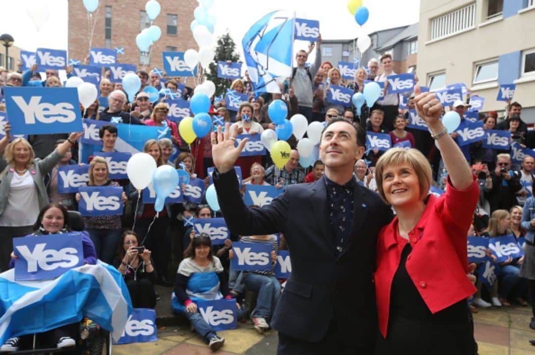 アラン・カミングさんのインスタグラム写真 - (アラン・カミングInstagram)「Campaigning for Scottish independence with @NicolaSturgeon, Glasgow 2014 #fbf」7月26日 19時44分 - alancummingreally
