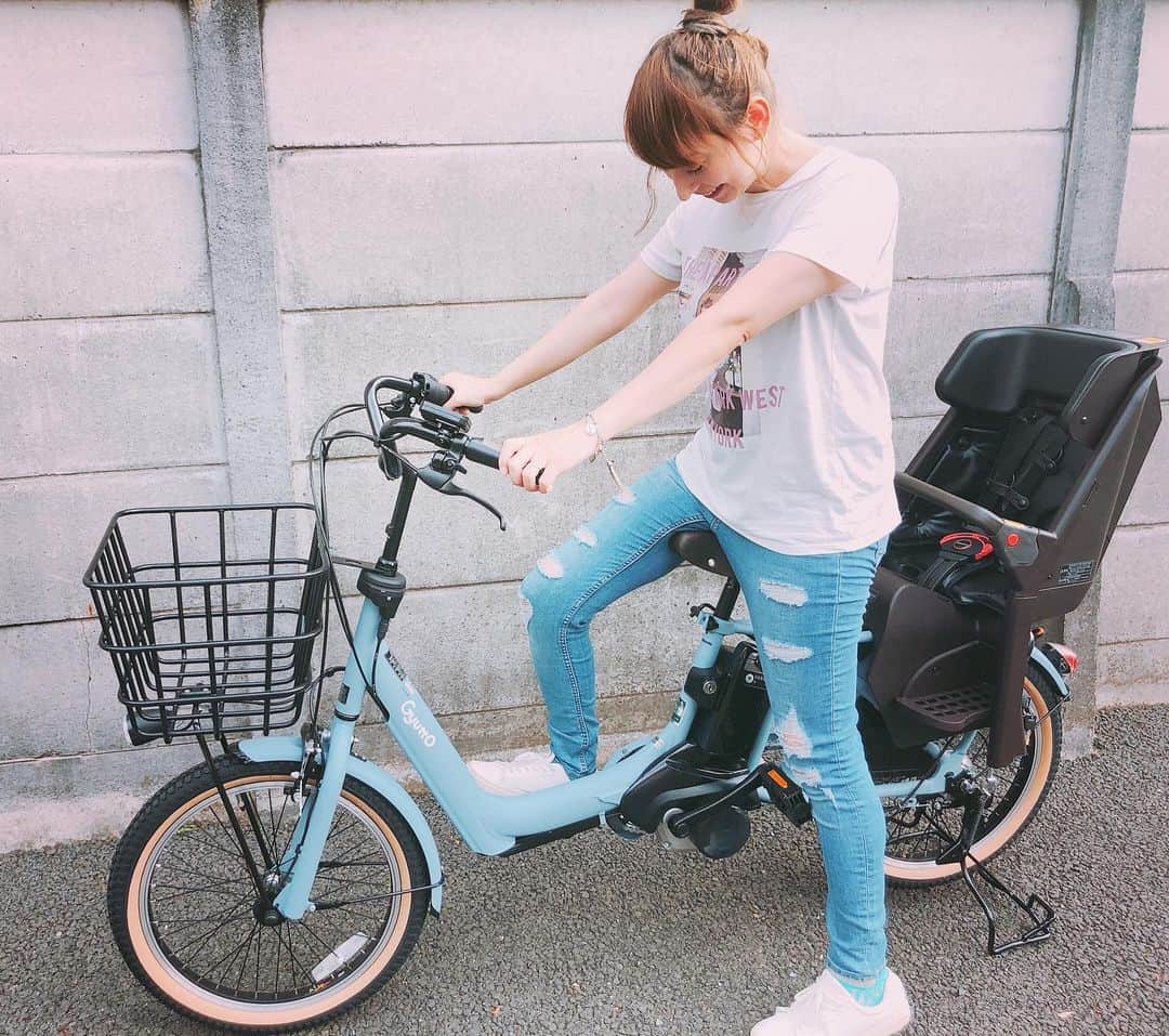 ダーブロウ有紗さんのインスタグラム写真 - (ダーブロウ有紗Instagram)「🚲👶💙 おNEWな自転車が届いた〜💕 Panasonicの電動自転車ギュットアニーズSXをGET✨ 車の免許を持ってない私にとってはこれで移動が楽ちんになるから本当に嬉しい♡♡ 息子を乗せて自転車を漕ぐのは緊張しそうだけど、安全運転を心がけながら新しい相棒を乗りこなせるように頑張るぜ！👍 #Panasonic #電動アシスト自転車  #色んな色あってかわいい」7月26日 19時44分 - alisadurbrow