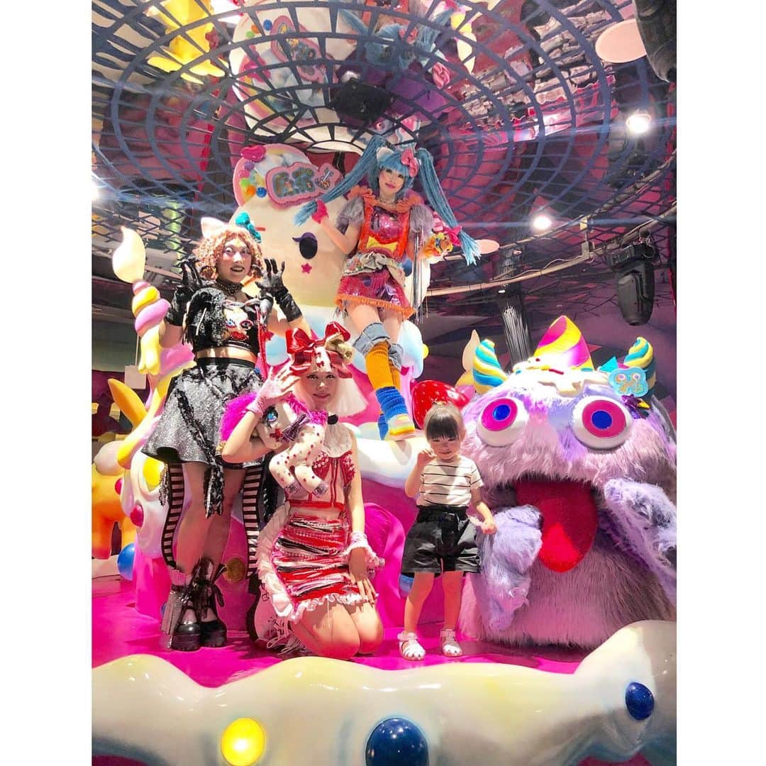 玉村 麻衣子さんのインスタグラム写真 - (玉村 麻衣子Instagram)「【coordinate】 ワンピースをジレ風に🌻 バッグはたっぷり入るかごタイプ。 マザーズバッグとしても余裕で使えます^ ^ . 先日友人と先日、友人と原宿にある『Kawaii Monster Cafe』へ。 テーマパークのようなこのお店は、外国人観光客から人気だそう✨ キャストのみなさんによるダンスショータイムもあり、逸材が近くに行きたいと言ったので連れて行ってみたところ…めっちゃ緊張してました٩( ᐛ )و . . one-piece: #Arumlily bottoms: #PLST bag: #tottie （height: 162cm） . #たまむらコーデ #プチプラ#プチプラコーデ#コーディネート #fashion#coordinate#outfit#ootd#JAPAN」7月26日 19時45分 - maiko_tamamura