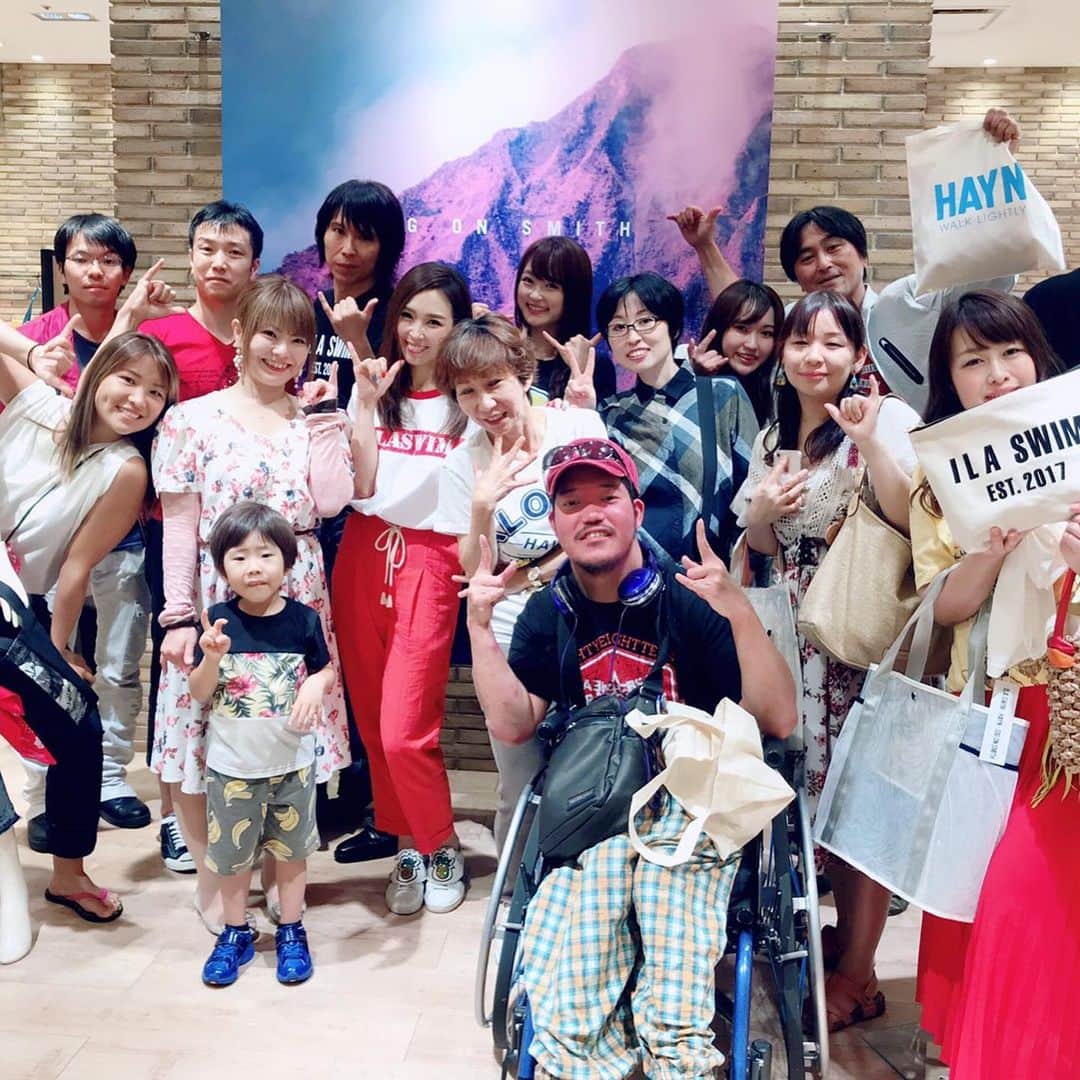 愛内里菜のインスタグラム：「大阪のルクアイーレで﻿ 今日から始まった﻿ ILA SWIM×HAYN×SIG ON SMITHの﻿ ポップアップストアに行ってきたよ🏝﻿ ﻿ 集まってくれたみんな﻿ 本当にありがとうございます😌❤️﻿ ﻿ そしてポコチャ配信にも﻿ みんな協力してくれて﻿ 本当にありがとう😆❤️﻿ ﻿ 今日の宣伝隊長は キュートボーイ👦❤️﻿ 配信をしっかりチェックして﻿ 商品紹介もバッチリしてくれました😆👍﻿ ﻿ 8月１日まで やっているので﻿ お近くのみなさま！ 私のライブの前後にも！﻿ みんな見に行ってもらえたらHAPPYです😆✨﻿ ﻿ ﻿ @shop_ila_swim  @avian_official  @88teesofficial  @kakiuchiclub  @kojinw8  @sachiart04  @puri_kintoki  #ルクアイーレ 4階」