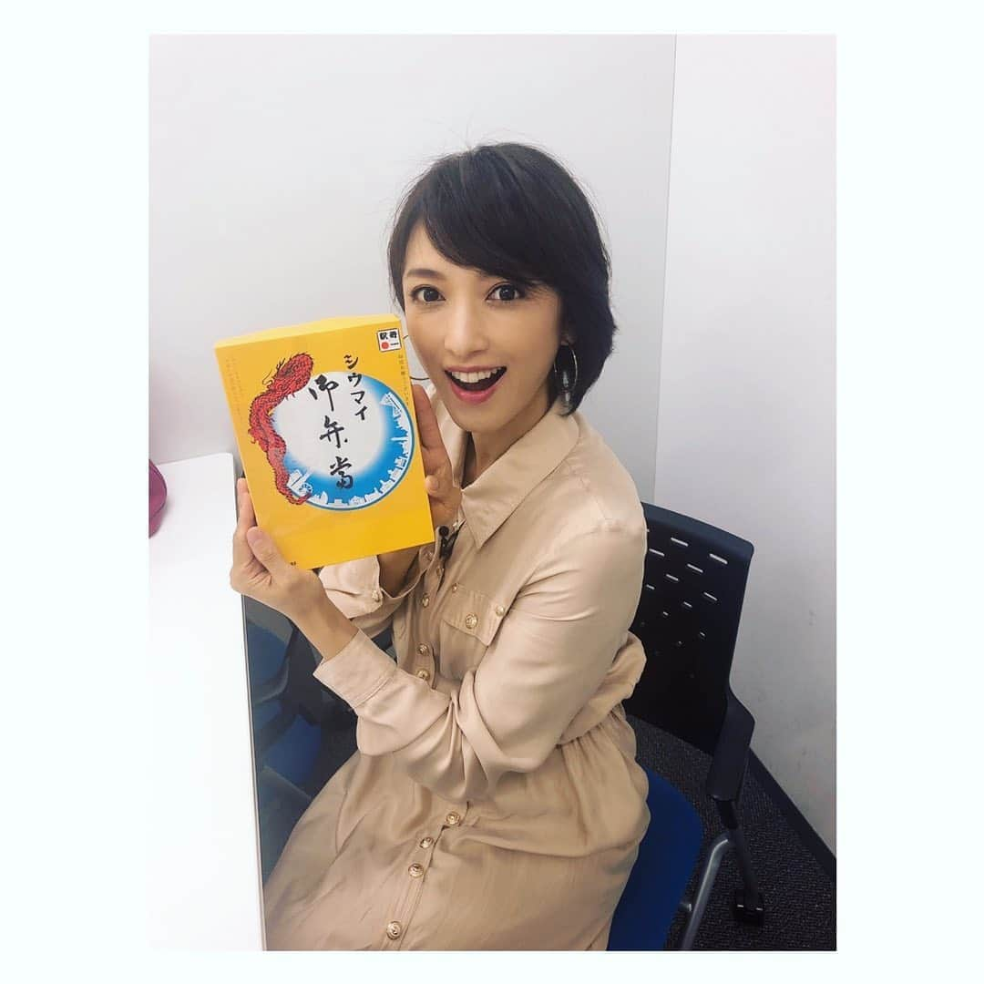 望月理恵さんのインスタグラム写真 - (望月理恵Instagram)「これからインタビュー✨  仕事前に食べるか 後で食べるか。。 #シウマイ弁当#崎陽軒 #たけのこが一番好き #インタビュー #金曜夜#はよ、寝な！ #私服」7月26日 19時49分 - mochiee28