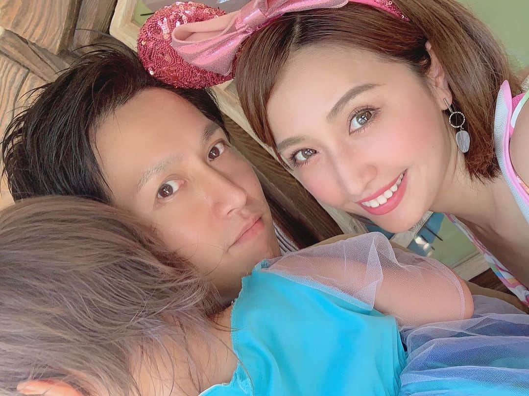 水野佑香さんのインスタグラム写真 - (水野佑香Instagram)「真夏日が帰ってキタァーーー💕💕💕﻿ ﻿ 昨日はお休みを取って﻿ チビりんと#はじめてのディズニーランド 😆💕﻿ ﻿ ﻿ よくママの友達から﻿ ﻿ 「え？まだ行ってないの？ 3歳までチケット代かからないよ!」﻿ ﻿ って驚かれていたけどついに行ってきました✌️✨﻿ ﻿ ﻿ 朝9時から夜のエレクトリカルパレードまで﻿ めーいっぱいたのしんできたよ🥰﻿ ﻿ ﻿ 写真整理が追っつかないから、﻿ とりあえず家族3人ショットから📸笑笑﻿ ﻿ ﻿ ﻿ 夏休みはまだ始まったばかり💕﻿ ﻿ 2019夏もたくさん思い出つくろっ！﻿ ﻿ ﻿ ﻿ ﻿#disneyland #tokyodisneyland #ディズニーランド #子連れディズニー #水野祐香 #ママ4年生 #3歳児 #親バカ部 #育児日記 #女の子 #mamanoko #コドモノ #ベビフル #親バカ #育児記録  #3歳 #ベビリトル #love #peace #family #mamagirl #子供のいる暮らし #子供のいる生活 #コノビー #ig_oyabakabu #家族の時間」7月26日 19時52分 - mizuno_yuka