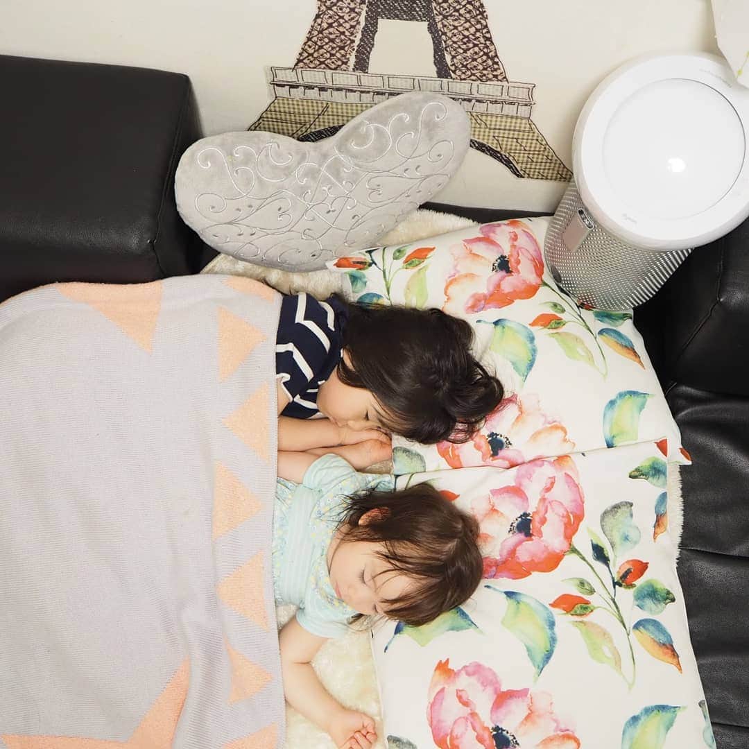 Kuboi Ayumiさんのインスタグラム写真 - (Kuboi AyumiInstagram)「仲良くおてて繋いでお昼寝中。﻿ ﻿ 赤ちゃんはとても汗っかきで暑がりです。﻿ 室内を快適にしているつもりでも、大人と子供では快適に感じる温度が湿度が違っていたり…。﻿ ﻿ なかなか全員が快適な環境で寝るのって難しいです。﻿ ﻿ 最近、『Dyson Pure Cool Meパーソナル空気清浄ファン』を使いはじめたおかげで、快適な睡眠がとれているかも。﻿ ﻿ ダイソン ピュア クール ミーは、パーソナル空気清浄ファンです。﻿ ﻿ 小さくてかわいい見た目なのに、高機能！﻿ ピンポイントで送風できるパーソナル向けのファンなので、我が家ではエアコンでも暑いと感じる赤ちゃんや小さい娘のために使ってあげています。﻿ ﻿ 風を調整できるので、扇風機よりも柔らかい風を感じながら寝るのが気持ちよくて。﻿ ﻿ タイマーも使えるので、冷やしすぎることもありませんし、好奇心旺盛で何でも触っちゃう赤ちゃんが触っても危なくない作りなのもうれしいです。﻿ ﻿ もちろん、空気清浄機としても！﻿ ﻿ グラスHEPAフィルターと活性炭フィルターを組み合わせた密閉性の高いフィルター設計により、 PM 0.1レベルの微細な粒子を99.95%除去し、有害なガスやニオイを捕らえてくれます。﻿ ﻿ リビングだけでなく、コンパクトなので寝室や子供部屋など、どの部屋にも置いておきたいな。﻿ ﻿ ﻿ ﻿ #dyson #dysonpurecool #dysonpurecoolme﻿ #ダイソン #pr #扇風機 #空気清浄機 #ダイソン空気清浄機﻿ #赤ちゃんのいる生活 #女の子ママ」7月26日 19時53分 - himekagami