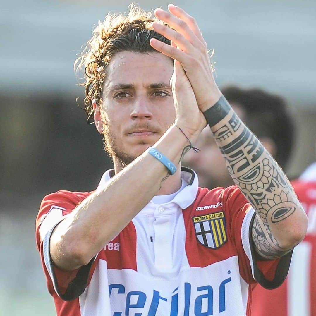 のインスタグラム：「GRAZIE al Parma, in questi 2 anni siete stati la mia seconda famiglia. GRAZIE ai miei compagni, un gruppo straordinario. GRAZIE PARMA, mi avete fatto sentire a casa. Da oggi avrete un tifoso in più 💛💙 Vi auguro il meglio, e sono sicuro che il meglio deve ancora venire !  Jacopo」