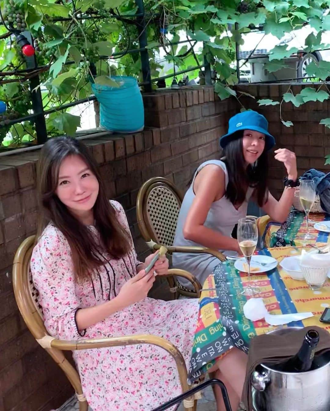 リー・ウネ・ヨンさんのインスタグラム写真 - (リー・ウネ・ヨンInstagram)「#비가내리고🎼 #낮술마시고🥂 “친구! 👍🏼💋”」7月26日 20時00分 - leehaeyoung1730