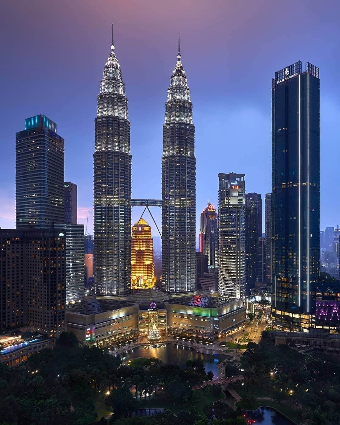 FUJIFILM INDONESIAさんのインスタグラム写真 - (FUJIFILM INDONESIAInstagram)「Ada tips dari @abnerdanuarta untuk memotret Menara Petronas yang jadi landmark Kuala Lumpur. Kalau ingin foto dengan angle seperti ini, bisa menuju ke SkyBar of Trader’s Hotel di seberang KLCC Park. Jika sudah, maka kamera Fujifilm X-T100 bisa disetting dengan mode pengaturan interval shot dan bracketing. Setelah disetting tinggal menunggu pemotretan selesai sembari bersantai menikmati panorama Kuala Lumpur.  #XT100_id #XT100 #XF1024 #cityscape」7月26日 20時01分 - fujifilm_id