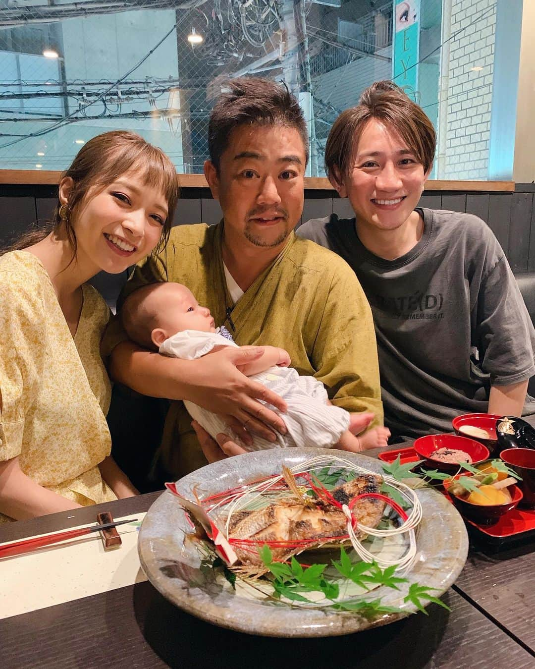 加藤千絵さんのインスタグラム写真 - (加藤千絵Instagram)「生後100日を迎えた息子と 結婚3年目に突入した私たち夫婦❤︎ ずーっとお世話になっている 三軒茶屋のととしでお祝いしました❤︎ とても豪華なお食い初め😭❤︎ きっと息子は一生食べ物に困らないはず！ とっさん、本当にありがとうございました🥺 ㅤㅤㅤ 結婚してから特に嫁らしいことしてないけど 多分これからも出来ないけど 家族3人で楽しく過ごせたらいいなー❤︎ ㅤㅤㅤ #お食い初め#結婚記念日」7月26日 20時07分 - chie_kt