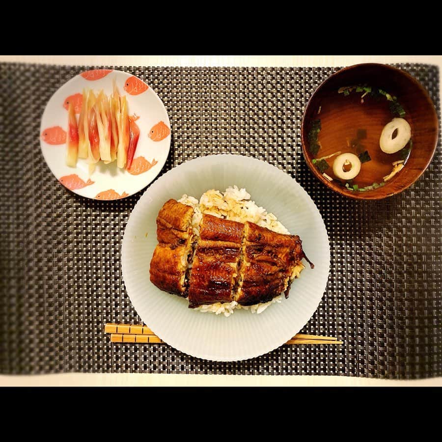 松岡はなのインスタグラム：「明日が土用の丑の日なのだけど、明日は食べられないので、今日頂きましたっ🐟🥢ほっぺがおっこちた〜〜❤︎ #土用の丑の日 #うなぎ #幸せでした」