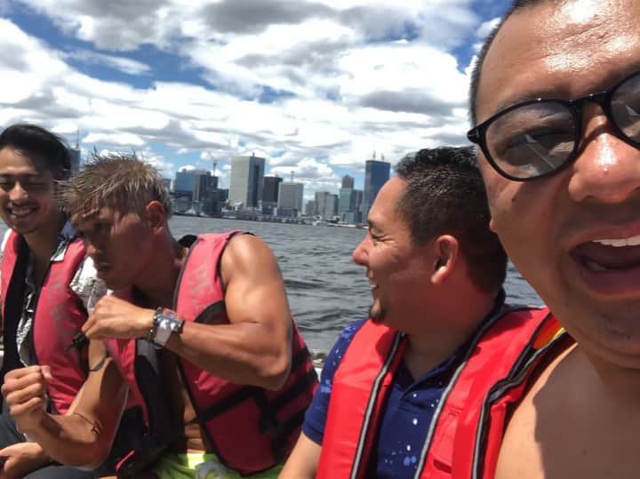 のインスタグラム：「今日は天気サイコー🌈✨ ・ 木下さんとスポンサーさんと友達と、サクッとお台場から船🛥 ・ からのバターチキンカレー食い過ぎて、その後の練習で吐きまくった😭🥊 ・ #天気良いだけで上がる✨ #連打の後本当にめっちゃ吐いた笑 @tko.kinoshita @yitengfansan  @satoshihair #船 #cruising #アスリート1オモロいヤツを目指す」