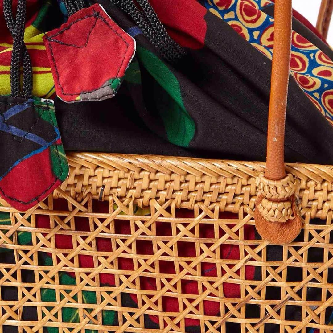 ふりふさんのインスタグラム写真 - (ふりふInstagram)「. . ーfurifu accessory collectionー . . 「巾着付きアタバッグ」 . "アタ"とは、インドネシア・バリ島に自生する植物のこと。 高度な職人技で編まれるかごは、バリの気候や生産過程に時間を要することから、 なんと生産に半年を要します。 目が細かく洗練された雰囲気なので幅広い年代の方から愛される伝統工芸品です。 . 中生地にはふりふオリジナルテキスタイル「猫の恩返し」と「椿パラソル」を使用。細部までこだわったオリジナルかごバッグです。 . . . #ふりふ #furifu #アタ #カゴバッグ #インドネシア #バリ島 #伝統工芸品 #original #textile #猫の恩返し #椿パラソル」7月26日 20時15分 - furifufurifu
