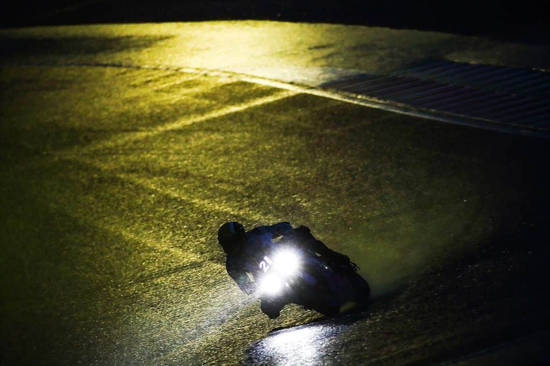 折原弘之のインスタグラム：「Suzuka 8h  鈴鹿8h耐久雨のナイトセッション。  #yamaha #tech21 #yamahafactory」