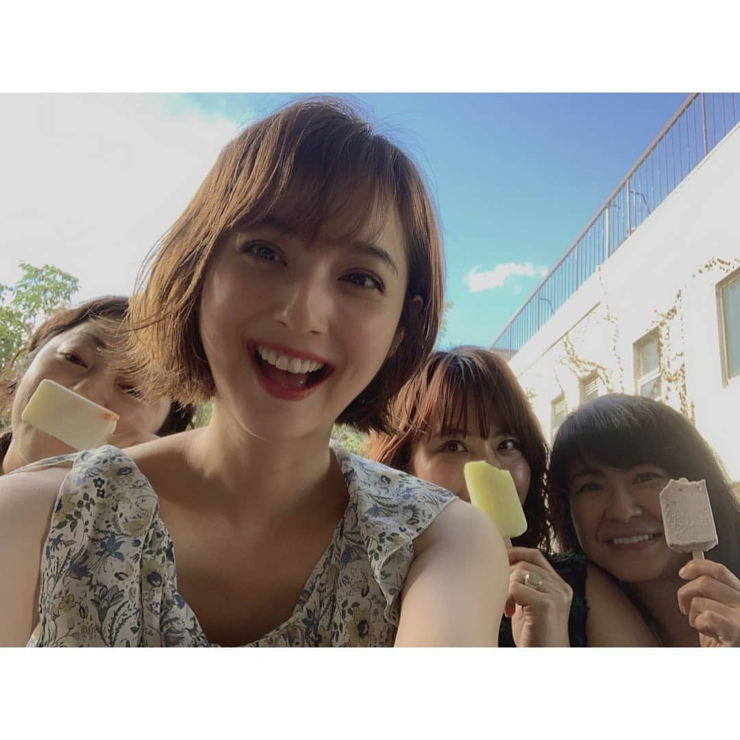 佐々木希さんのインスタグラム写真 - (佐々木希Instagram)「iNtimité秋物の撮影後に🍦 みんな後ろに隠れる🙄笑 今日も最高に楽しい撮影をありがとうございました💓  #iNtimite#AW#撮影  #飯島伊知子　さん #加藤かすみ さん #美舟 さん」7月26日 20時18分 - nozomisasaki_official