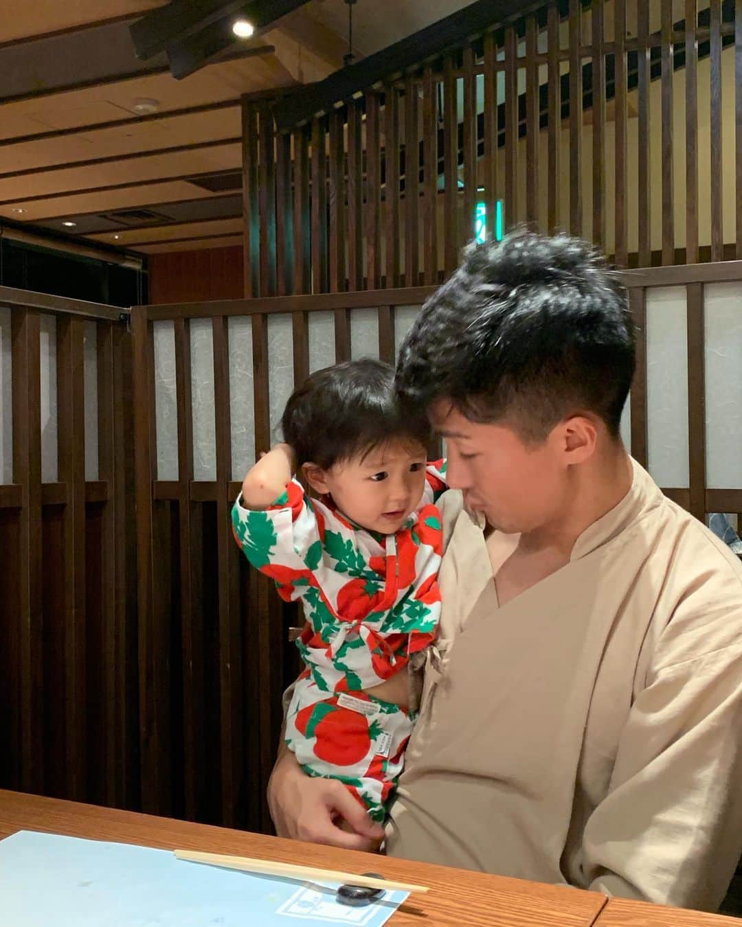 村上萌さんのインスタグラム写真 - (村上萌Instagram)「5年以上前、神戸に住んでいたころ夫と2人で来た南紀白浜に娘を連れていった。同じ宿でも見える景色が違うなぁ。﻿セミの抜け殻を見つけるコツを教えてるところ。 ﻿ 宿の名前にふさわしい夕食時の舟盛り、風呂上がりのアイスキャンディ、ロビーで飲めるフリーコーヒー、ワイルドなインフィニティ露天風呂が魅力。﻿ ﻿ 北海道生活を満喫した甲斐あって、車で2時間は近くすら感じる…！🚘﻿ ﻿  #週末小ネタ帖 #南紀白浜 #和歌山 #かぞくごと #子連れ旅行」7月26日 20時20分 - moemurakami_