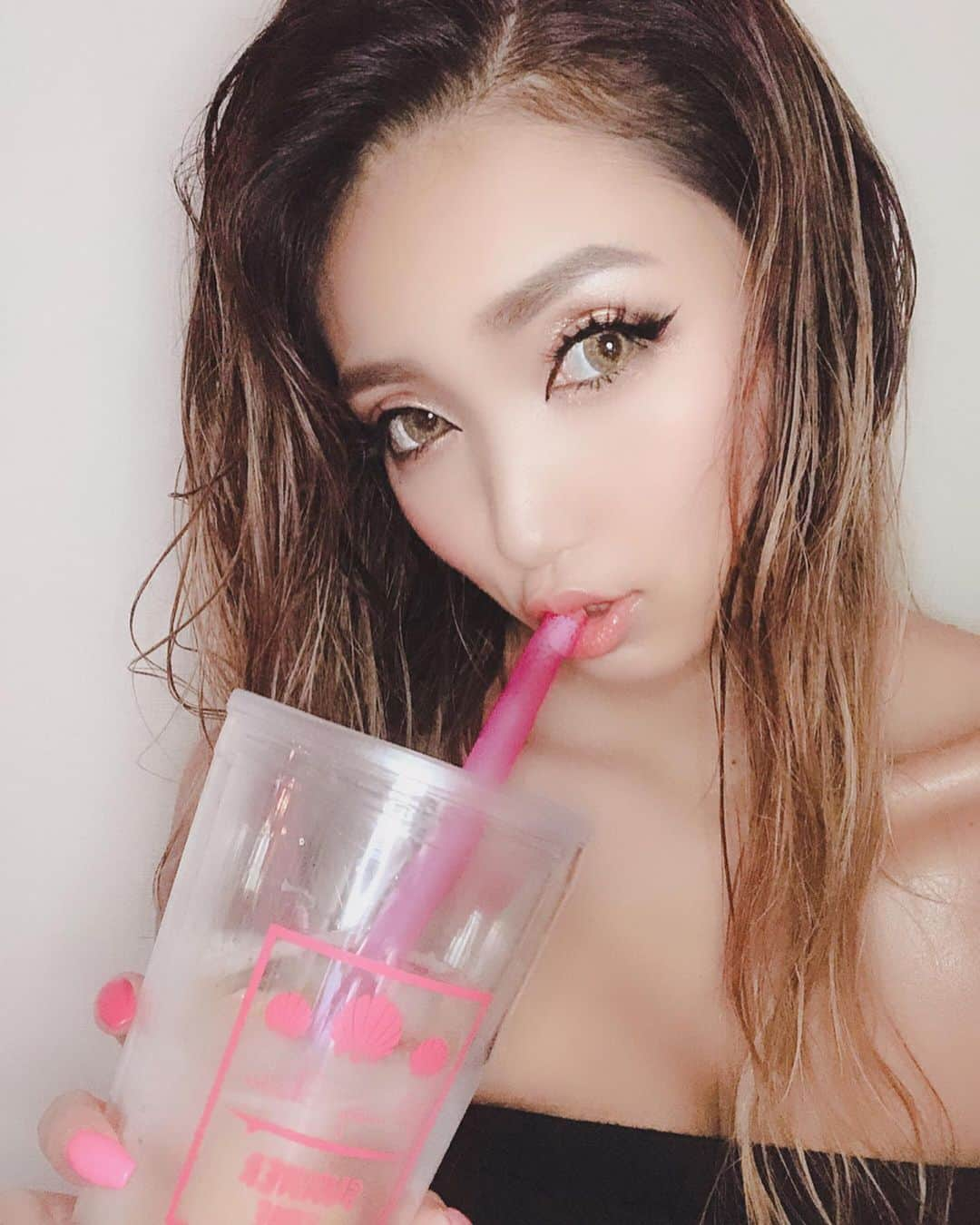 鈴木愛美さんのインスタグラム写真 - (鈴木愛美Instagram)「🍍🍹🍍🍹🍍🍹🍍🍹🍍 . 最近の朝昼ご飯はお嬢様酵素♡ . ☑︎ファスティングダイエット ☑︎置き換えダイエット に、最適過ぎるタピオカ酵素ドリンク🍹💕 . 身体の為、ダイエットの為って まずい飲み物を我慢して飲む時代が終わった!!!!! ただただ美味しく飲める タピオカ酵素ドリンクなの🍹❤️💕 . 栄養たっぷりな酵素ドリンクになってて タピオカまで入ってるから 美味しく飲めて満腹感まである 酵素ドリンクになってるよ🌺🍍✨ . 今シリーズ４種類が一度に試せる お嬢様酵素withベストセレクションパック っていうのが出てて 初回限定 ¥399から始められるし いろんな購入方法があるから 是非、タグ付けから飛んでみてね✈✈✈ . ちなみに、今日はずっと気になってて まだ飲んだことなかった "tropical"を炭酸水割りで飲んだよ🍍💕 . タピオカ＋フルーツまで入ってて 飲みごたえあるし美味しかったぁあ🙈❤️ . 私は基本的に"炭酸水"で割るか "ヨーグルト"にかけて食べてるよ🌺✨ . . . #お嬢様酵素jewel #PR #お嬢様酵素トロピカル #ボタニカルタピオカクレンズ #酵素ドリンク #タピオカ #ダイエット #ファスティング #置き換えダイエット」7月26日 20時32分 - x.manya.x