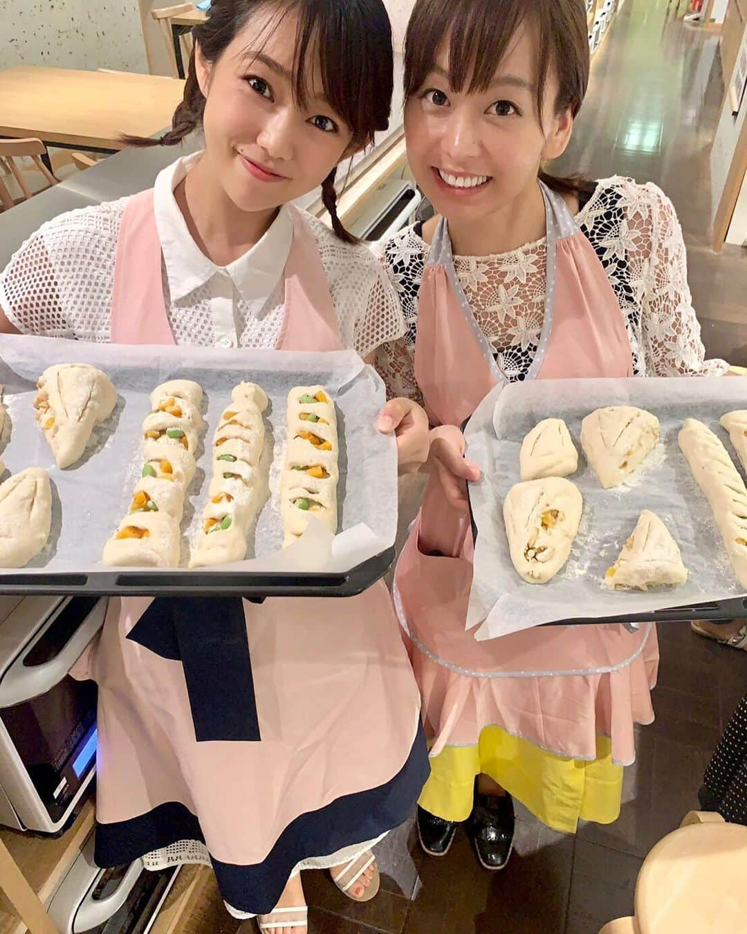 菊池良子さんのインスタグラム写真 - (菊池良子Instagram)「初めてのパン作り🍞 @abccookingofficial  #枝豆チェダー と #パインショコラ を作りました😊  パンの生地作りは柔らかくて気持ちがいい♡  具を乗せて、しっかり押した方が切った時にポロポロ落ちないそうです📝  お酒が好きな人は枝豆パンにブラックペッパーをかけすぎぐらいかけても美味しいかも🤤 角切りベーコン入れたい🤤  焼きたてのパンはとても美味しいです🥖体験コースなどもありますので是非行ってみて下さい😊  通います！！！ ストーリーも見に来てね🥖  堀江ちゃんありがと♡ @mina_horie  #料理 #パン作り #料理教室 #abcクッキング #cooking #bread #栄養士 #フリーアナウンサー  #ぱんすたぐらむ」7月26日 20時26分 - kikuryo627happy