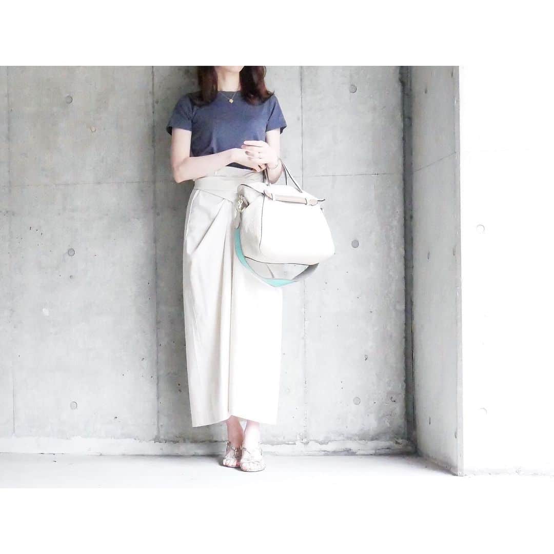 htrkmkのインスタグラム：「・ ・ 夏のヘビロテトップス #uniqlo の#クルーネックt と  ツイストデザインが女性らしく ラップタイプで 腰ハリもカバーしてくれる @reedit_official のスカート♡ このスカートのフロントのデザイン とても好み💓💞 ・ ・ tops @uniqlo @uniqlo_ginza  skirt @reedit_official @rakuten_fashion  bag @bag_hayni  コーデ詳細は @htrkmk のブログまで ・ ・ ✄----------------------------- #プチプラコーデ #きれいめコーデ #通勤コーデ  #オフィスコーデ #大人女子コーデ #ootd_kob #hotmamatown #ponte_fashion #kaumo_fashion #tagvery #chao_app #locari #ママスタ夏コーデ #mineby3mootd #snapgram_woman #shopstylejp #arine_ootd #ミューズマガジン #멋스타그램 #데일리록 #时尚 #时装 #ユニクロ #ユニクロコーデ #ユニクロユー #ユニクロきれいめ部」