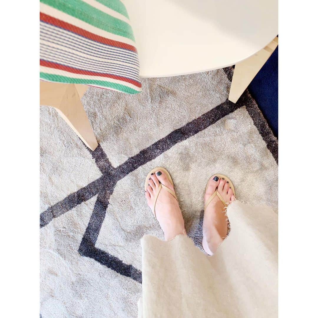 川島幸恵さんのインスタグラム写真 - (川島幸恵Instagram)「🏝⛱🏝⛱🏝﻿ ﻿ tkees、3色目👣﻿ お気に入りは色ち買いしがち😊﻿ ﻿ この華奢さがとっても好きです♡﻿ ﻿ #sandals #tkees﻿ #beige #leather﻿ #fashion #styling」7月26日 20時29分 - sachie118