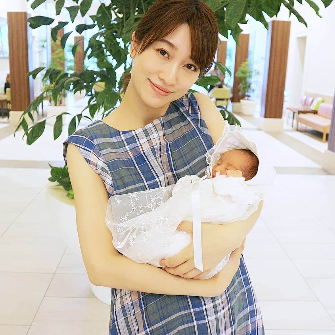 のインスタグラム：「本日無事に退院出来ました👶💕 #出産レポ 的なの書きたいけど、疲れすぎたので少し落ち着いたら書こうかと思います🌠笑 帝王切開のレポとか情報ってあまりなくて、全然想像してたのと違ったからw これから帝切の方のために少しでもなれればと✏  本当に寝る時間もないし、精神的にも体力的にも身体的にも辛いけど、可愛くて可愛くて仕方ない👶 そしてひっさびさに化粧したら化粧の仕方忘れたしww  今日からは産後院で少し身体を休めながら生後間もない貴重な時間を家族で過ごそうと思います👪  #退院 #出産報告 #出産 #新米ママ #男の子ママ #babyboy #0m7d #生後7日目 #産後 #赤ちゃんのいる生活 #帝王切開 #予定帝王切開 #逆子治らず #ママリ」