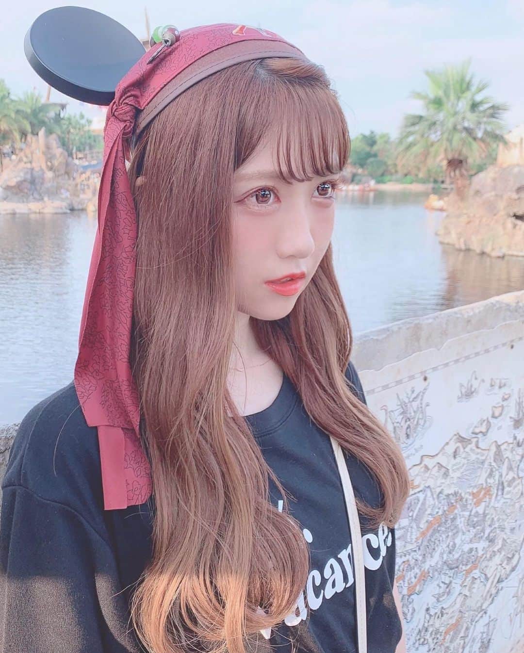 田口未彩のインスタグラム：「❤︎ . . パイレーツオブカリビアンのエリアは本当に幸せでしかなかった😭😭 . アトラクションも何回も乗ったよ😭💗💗 . はーー海賊ってほんとかっこいい🏴‍☠️ . . . #上海ディズニー #上海ディズニーランド #ディズニーシー #パイレーツオブカリビアン #海賊 #カチューシャ #duffy #上海 #上海旅行 #ウェーブヘア #オレンジメイク #パイレーツ #ダッフィー #ダフメイ #シースルー前髪 #シースルーバング #ヘアアレンジ #ディズニーランド #ディズニー #ディズニーリゾート #ロングヘア #ロングヘアー #ロングヘアアレンジ #ロングヘアーアレンジ #インスタ映え #映え #キラキラ系」