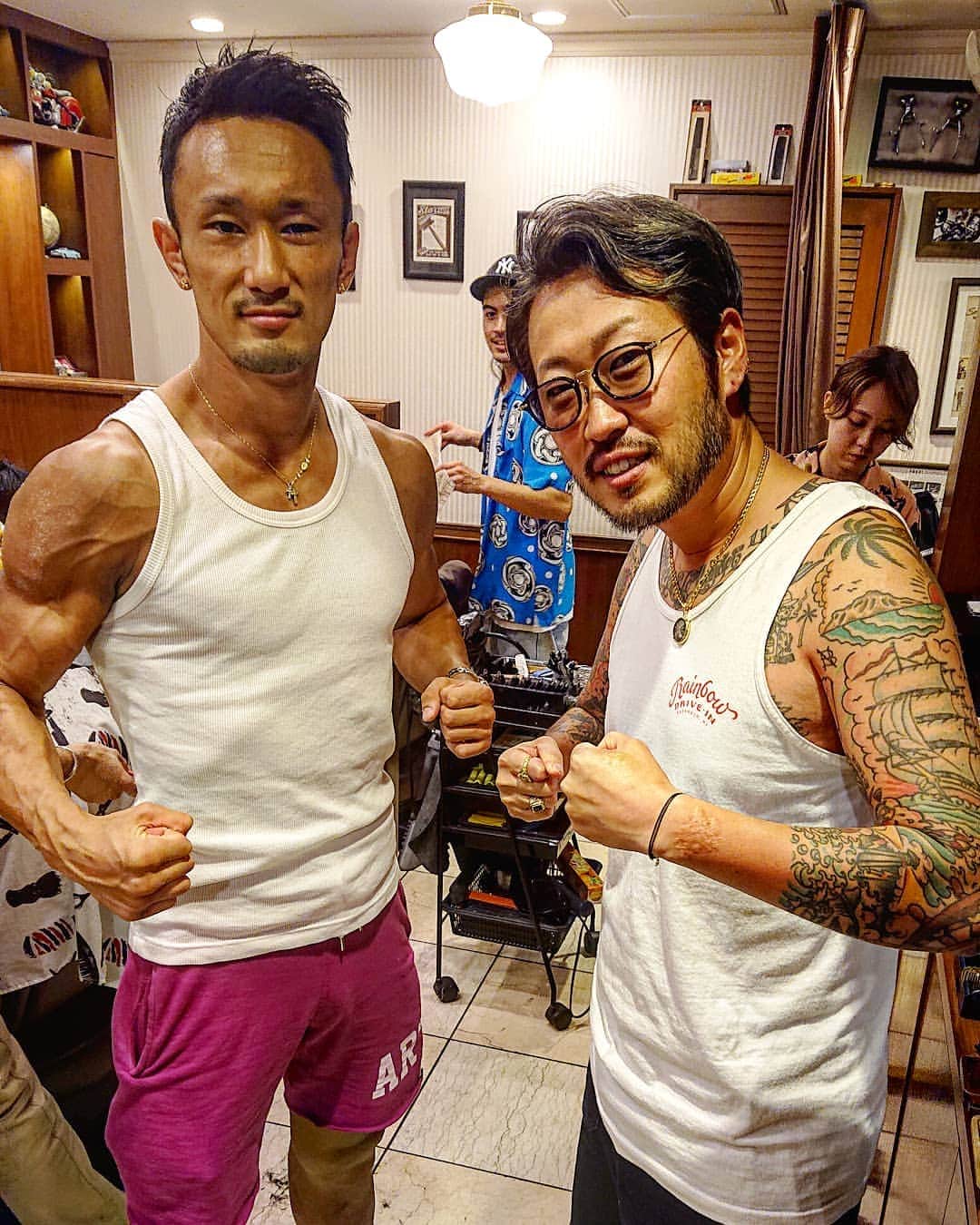 梅野源治のインスタグラム：「@alfreddunhill barberの本店へ オーナーの @tom_thebarbatokyo さんと✂️✨」