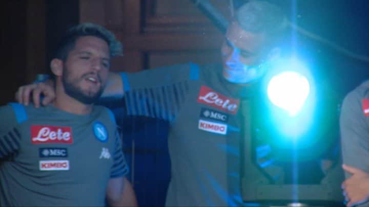 ドリース・メルテンスのインスタグラム：「Wuaglio’ siamo arrivati insieme a Napoli e adesso inizia il nostro 7imo campionato in maglia azzurra, forse l’ultimo...ma quanto ci siamo divertiti frateee.  E quando mi abbracci cosi me faj murì #forzanapolisempre」