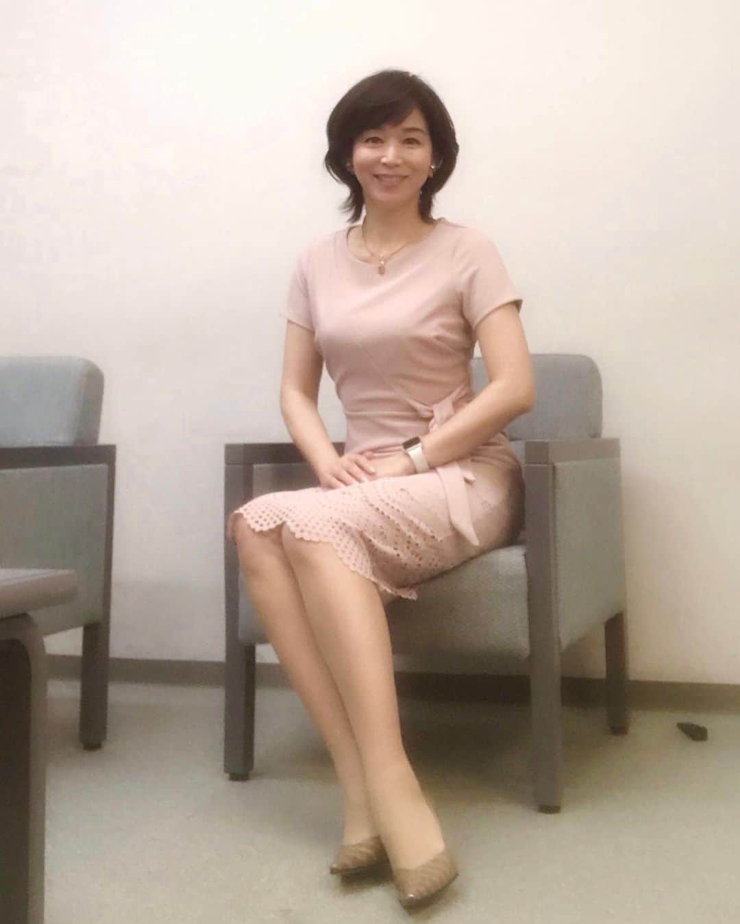 伊藤聡子 エロ 伊藤聡子さんのインスタグラム写真 - (伊藤聡子Instagram)「台風接近中。気をつけてましょうね✊️  ひるおびの衣装は黒ベースのワンピースでしたが、白の分量が多いのど赤のベルトで夏らしくなってます😆  ミヤネ屋はピンクのワンピース。イヤリングとネックレスはお揃いで ...