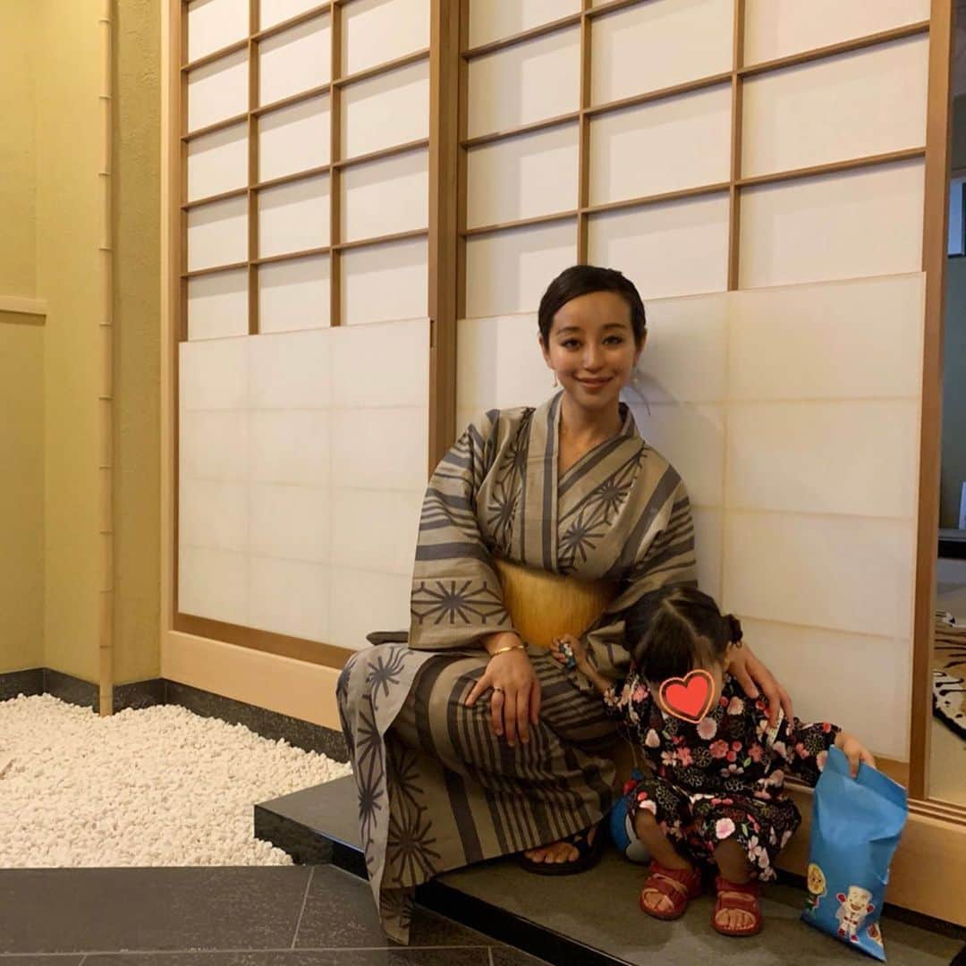 PINKYのインスタグラム：「👘🎋🌌 . 浴衣は祖母が生前にくれたお下がり👵🏻👘💫 . 娘が生まれてから初めて着ることができました😌🎋✨ . Pocoちゃんの甚平は昨年ロンドンに出発する時に空港のお土産やさんで購入したもの👧🏻🍒 . 浴衣は大きくなったら着たいって言うだろうから、今は着やすく動きやすい甚平派👌🌟 ・・・ ・・・ #love #happy #family #mamalife #babygirl #2歳 #浴衣 #甚平 #夏祭り」