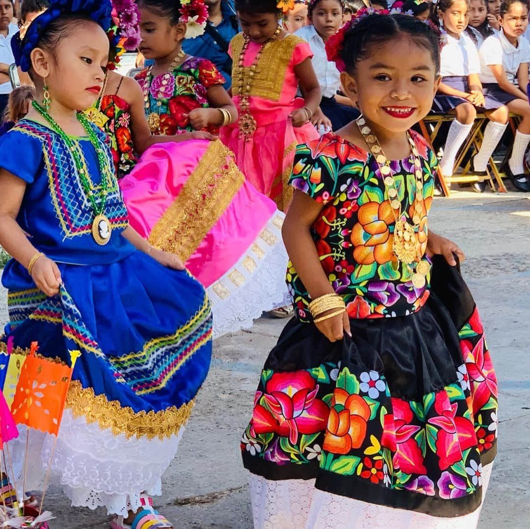 ペトラ・ネムコバさんのインスタグラム写真 - (ペトラ・ネムコバInstagram)「Cuteness overload alert at yesterday’s new school openings in #Oaxaca #Mexico. 🥰 These angels (photo 1 & 2) will now have a disaster resilient kindergarten and primary school because of the tireless dedication of our incredible @allhandsandhearts #volunteers. 385 of them came from 42 countries and rebuilt 13 classrooms and an office room in 6 1/2 months under the Mexican heat with very high winds. We can’t say thank you enough to you and to our @allhandsandhearts outstanding staff for your love, selflessness and sweat. Without you, this wouldn’t have been possible! 🙏💜🙏(Photo 3) Thank you for bringing extra love & joy through the Oaxaca pineapple dance. So fun! 💃 (photo 4) Due to the earthquake damage, the school resorted to teaching in a hut of wood and aluminum sheets made by the students’ families.😔 (photo 5) Today all the students and teachers can enjoy 2 stunning & safe schools (photo 6) and build on the unconditional love which they experienced from volunteers who came for a week or the whole 6 1/2 months to build an even brighter future for them and their community. 🎉💜🎉 I’m so humbled and grateful for our #AllHandsAndHearts and @happyheartsmx family. 🙏💜 🧱 ✏️ 💜🙏#Selflessness  #Togetherness #NewBeginnings #StrongerTogether #ResilientResponse」7月26日 20時42分 - pnemcova