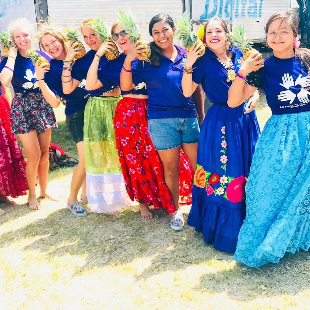 ペトラ・ネムコバさんのインスタグラム写真 - (ペトラ・ネムコバInstagram)「Cuteness overload alert at yesterday’s new school openings in #Oaxaca #Mexico. 🥰 These angels (photo 1 & 2) will now have a disaster resilient kindergarten and primary school because of the tireless dedication of our incredible @allhandsandhearts #volunteers. 385 of them came from 42 countries and rebuilt 13 classrooms and an office room in 6 1/2 months under the Mexican heat with very high winds. We can’t say thank you enough to you and to our @allhandsandhearts outstanding staff for your love, selflessness and sweat. Without you, this wouldn’t have been possible! 🙏💜🙏(Photo 3) Thank you for bringing extra love & joy through the Oaxaca pineapple dance. So fun! 💃 (photo 4) Due to the earthquake damage, the school resorted to teaching in a hut of wood and aluminum sheets made by the students’ families.😔 (photo 5) Today all the students and teachers can enjoy 2 stunning & safe schools (photo 6) and build on the unconditional love which they experienced from volunteers who came for a week or the whole 6 1/2 months to build an even brighter future for them and their community. 🎉💜🎉 I’m so humbled and grateful for our #AllHandsAndHearts and @happyheartsmx family. 🙏💜 🧱 ✏️ 💜🙏#Selflessness  #Togetherness #NewBeginnings #StrongerTogether #ResilientResponse」7月26日 20時42分 - pnemcova