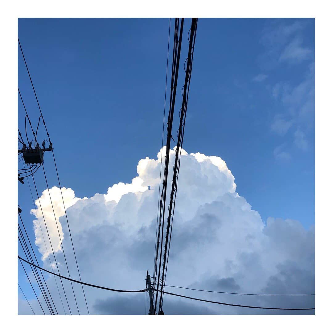 のインスタグラム：「梅雨明けしそうな日 夏の予感を全身で感じながらお散歩 🚶🏼‍♀️ 生まれてはじめて こんなに絵画のような空をみました もっくもくでした ☁️ 小さな幸せに気づくことができるよう 心の感度は常にあげておきたい 🙂♡ #絵のような空シリーズ #くも #空 #夏空」