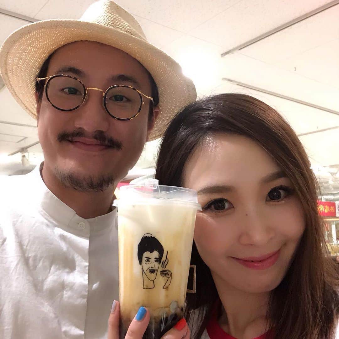 愛内里菜のインスタグラム：「からの〜〜﻿ 阪急百貨店のアジアフェアに寄ってきたよ☺️﻿ ﻿ 知り合いのめちゃめちゃ人気タピオカ店﻿ ✨日常茶間✨﻿ ﻿ 今日もすんごい行列でビックリ🤭‼️﻿ ﻿ オーナーさんとパチリしたよ☺️☺️📷﻿ ﻿ その後、車に乗ったら﻿ ちょうど情報番組でも流れてたよ🤣 👉 モッチモッチの食感！ 私も大好物‼️‼️﻿ めちゃ美味しかったぁ😆 ７月３０日まで開催です🌟 ﻿ @nichijochama.nankinmachi  #タピオカ  #タピオカ好き  #タピオカ部  #タピオカ中毒」