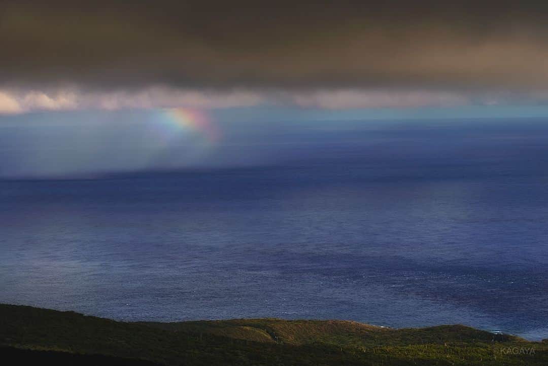 KAGAYAさんのインスタグラム写真 - (KAGAYAInstagram)「広い海の片隅に、虹のかけらをみつけた。 （昨日撮影） 今週もお疲れさまでした。 おだやかな週末になりますように。」7月26日 20時58分 - kagaya11949