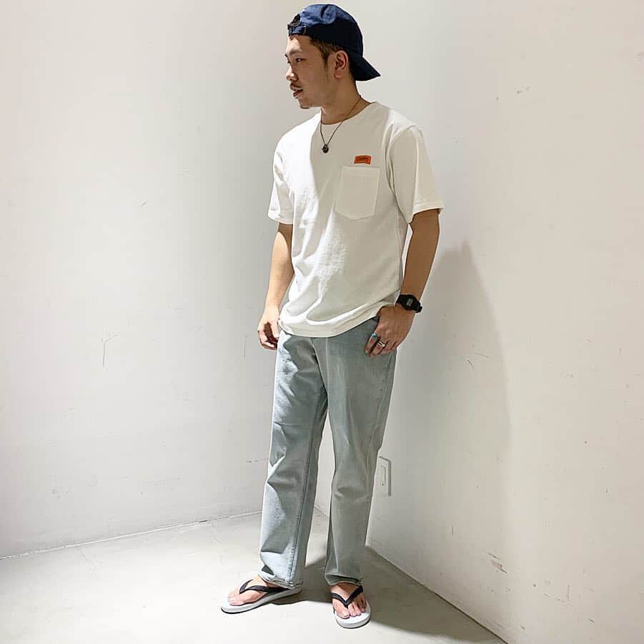 BAYFLOW 新宿店のインスタグラム：「. － NEW ARRIVAL － . . . トレンドであるワイドシルエットのデニムが 入荷しております👖✨ . 〈ボトムス〉 ☑︎DNM/リラックス (839809)¥6,900+tax . BAYFLOWオリジナルワイドデニムパンツ！！！！ 綺麗目なスタイリングに合わせやすい ワンウォッシュと、ヴィンテージ感たっぷりのライトインディゴの2カラー展開🤙🏽 トレンドのワイドシルエットなので、 コーディネートに取り入れるだけで こなれ感が増すワイドフィットデザイン🧚‍♀️✨ すっきりしたトップスと合わせても、 あえてワイドなトップスと合わせても良し🙆‍♂️ . . 是非店頭にてご覧くださいませ🏄‍♂️ . . 皆さまのご来店を スタッフ一同心よりお待ちしております🌊🌊 . . #bayflow#Indian#native#surf#dotstlook#beach#palmtree#denim#dnm#shopping##fashion#ootd#ベイフロー#スター#オーナメント#スターフィッシュ#サーフ#海を感じるインテリア#星条旗#カリフォルニアスタイル#西海岸スタイル#ネイティブ#サーフボード#シャツ#パンツ#リゾートコーデ #大人リゾート#デニム」
