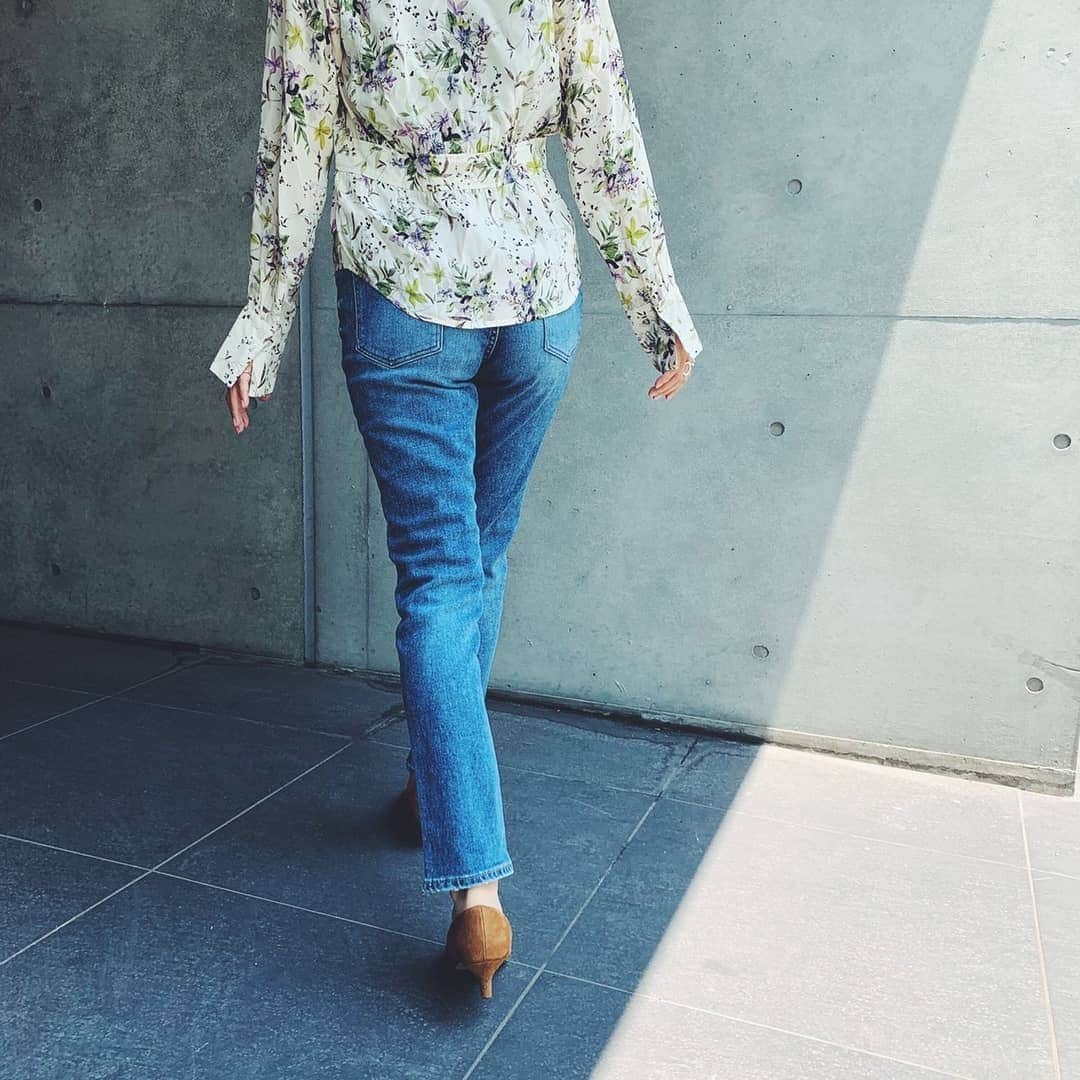Moname Official Instagramさんのインスタグラム写真 - (Moname Official InstagramInstagram)「. 大人気のCHARLOTTEがリニューアル！ 毎日穿きたいベーシックだからこそ、穿き心地や品質、シルエットにこだわり 岡山メイドのジーンズにリニューアルしました。 濃色のワンウォッシュカラーは本来のデニムらしさと大人っぽさを演出します。 . CHARLOTTE No.41193003 col.BLU,LBL ￥16,000+tax . height 161cm #moname #19AW #デニム #コーデ #モナーム #denim#blue#moname_code #デニム#ストレッチデニム#美脚#はきごこち抜群#デニムコーデ#ジーンズ好き#モテデニム#デニムパンツ#デニム女子#フレンチカジュアル#ootd#大人カジュアルコーデ#シンプルコーデ#きょコ#今日のコーデ#160cmコーデ#きれいめカジュアル#大人かわいい#大人カジュアル#大人キレイ#大人コーデ#大人シンプル」7月26日 20時51分 - moname.official